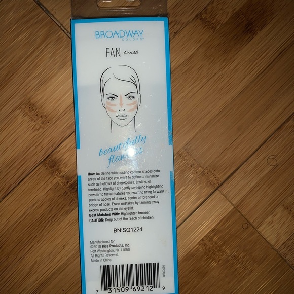 Makeup Brush - Picture 3 of 4